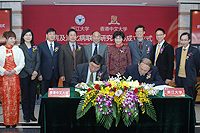 Prof. Joseph Sung (left, front row), Vice-Chancellor of CUHK and Prof. Yang Wei (right, front row), President of Zhejiang University signs the MOU on establishing the CUHK-ZJU Joint Research Centre of Liver and Digestive Diseases